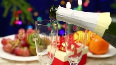 桌上放着礼物，Shompanskoe在带着祖国的新年背景`往眼镜里倒。